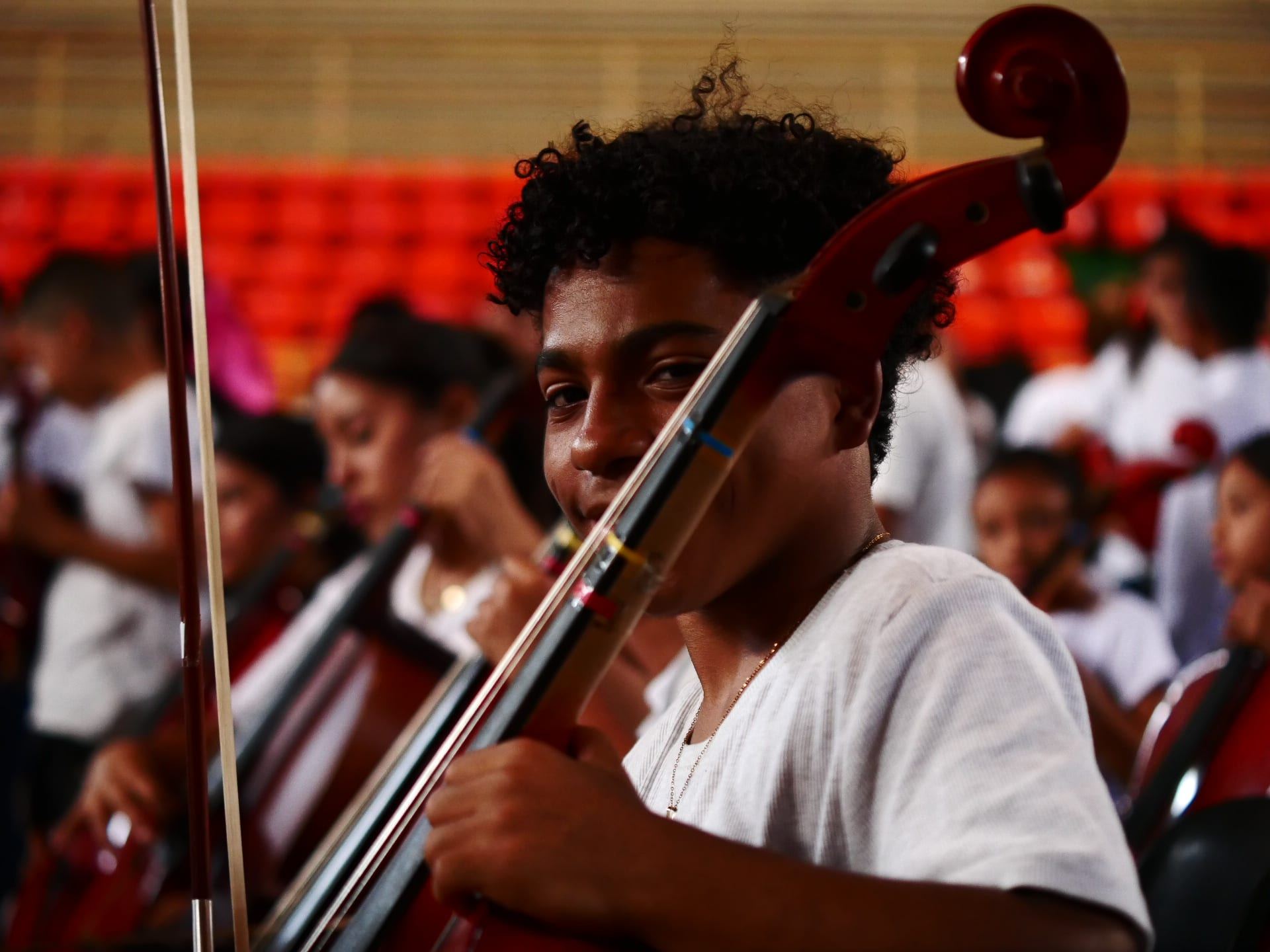 Nefi Fabricio Sánchez Chirinos tocando el violonchelo